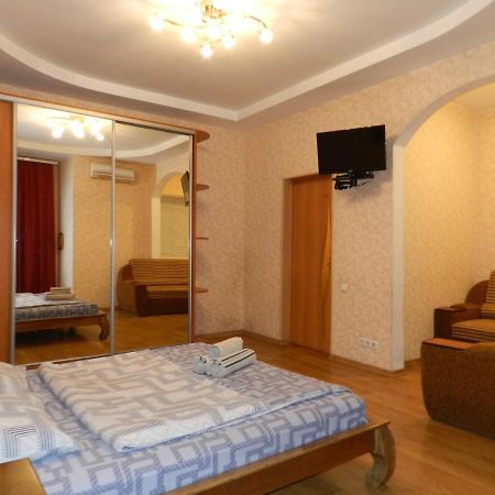 1-Room Apartment 50M2 On Metalurhiv Avenue 17, By Grandhome Zaporizhia Exterior photo
