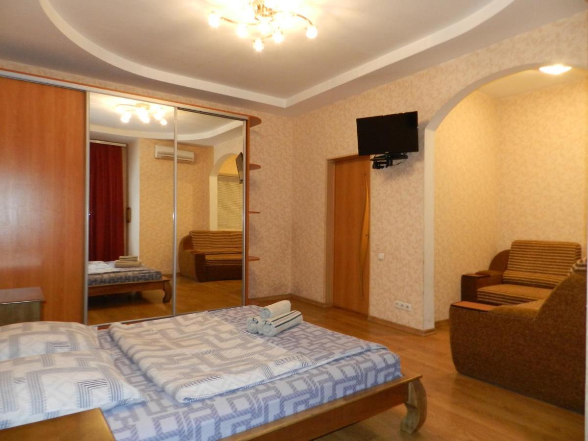 1-Room Apartment 50M2 On Metalurhiv Avenue 17, By Grandhome Zaporizhia Exterior photo