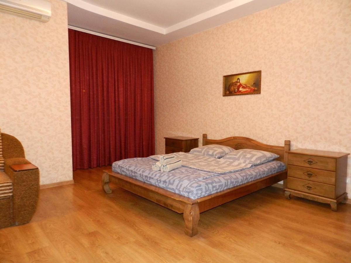 1-Room Apartment 50M2 On Metalurhiv Avenue 17, By Grandhome Zaporizhia Exterior photo
